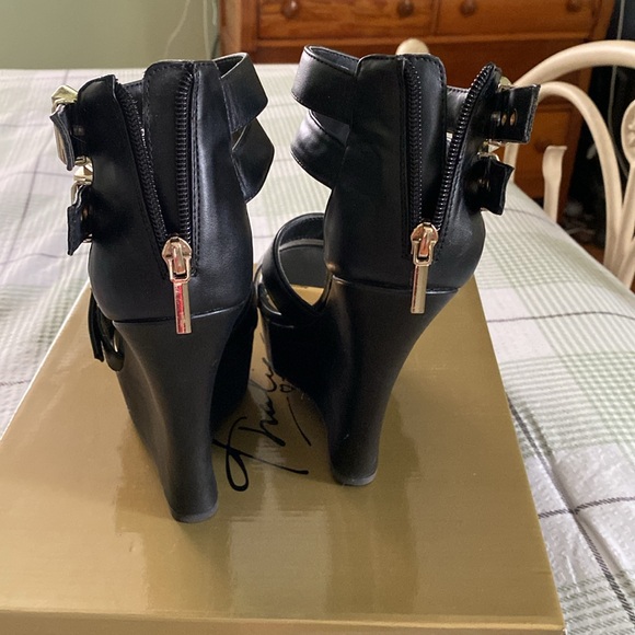 Never worn black wedges - Picture 3 of 6